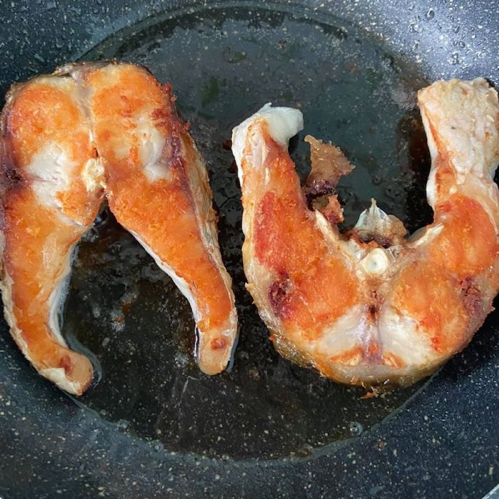 Khi lát cá trắm đen chín giòn vàng ươm 2 mặt thì đạt yêu cầu, bạn tắt bếp và rớt cá ra để ráo dầu