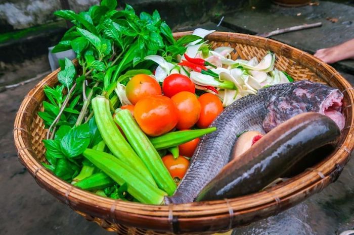 Nguyên liệu nấu canh chua cá trắm đen vô cùng đơn giản và dễ tìm kiếm tại các chợ hay siêu thị